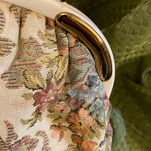 Floral Tapestry Handbag with White and brass Accents - Picture 4 of 8